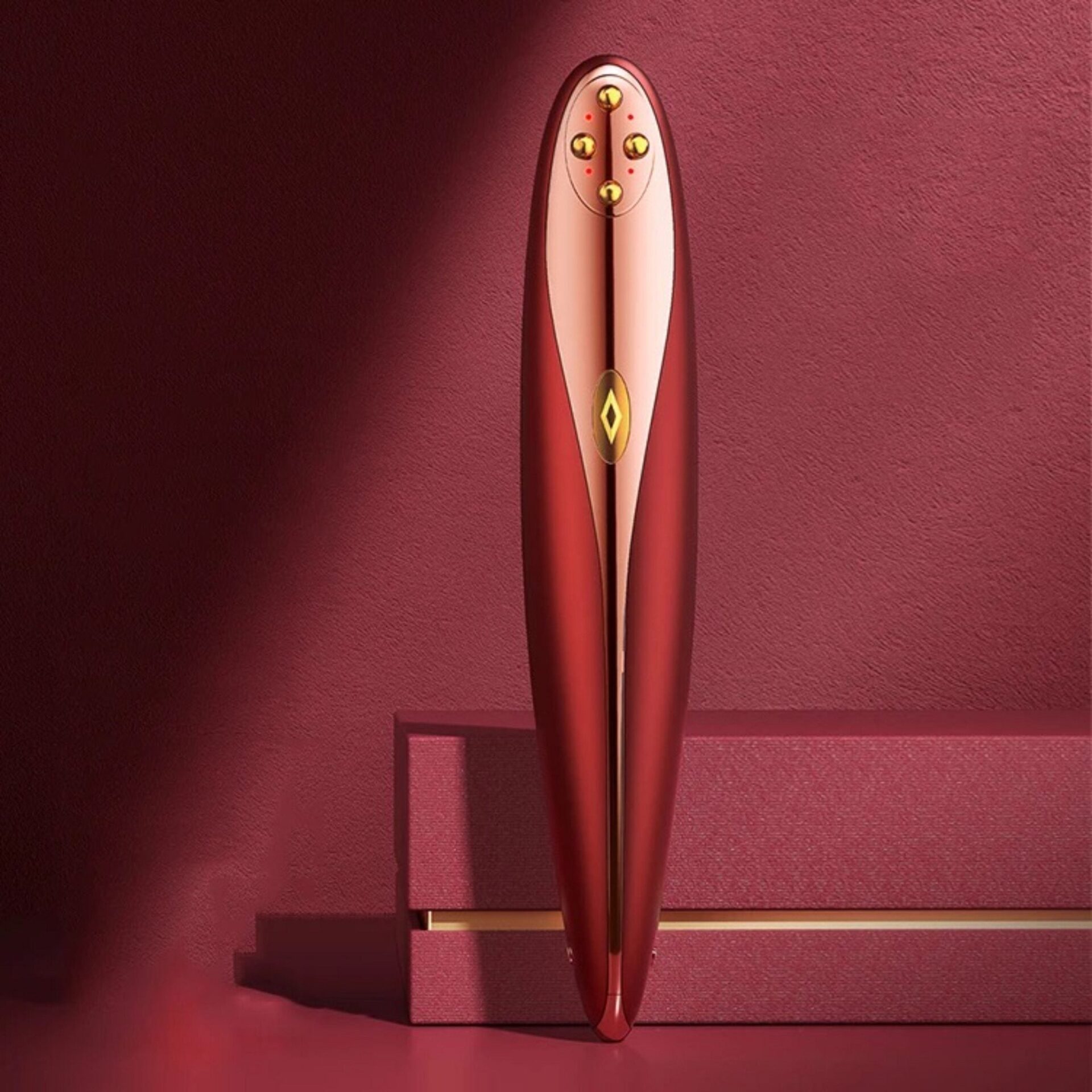 Eye Catcher - Anti-Aging-Gerät – Rotes Gerät auf geometrischen Podesten