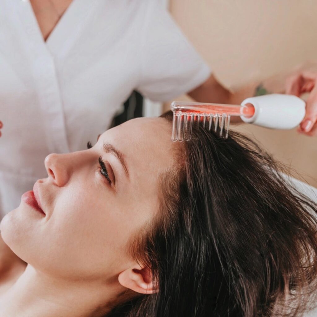 4-in-1 Hochfrequenzstab, Anti-Aging-Gerät – Kamm im Haar